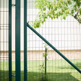 Vzpera spevňujúca stĺpik vedľa bránky